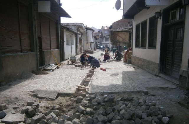 Фенери, калдаръм и павета връщат автентичния облик на Шести участък