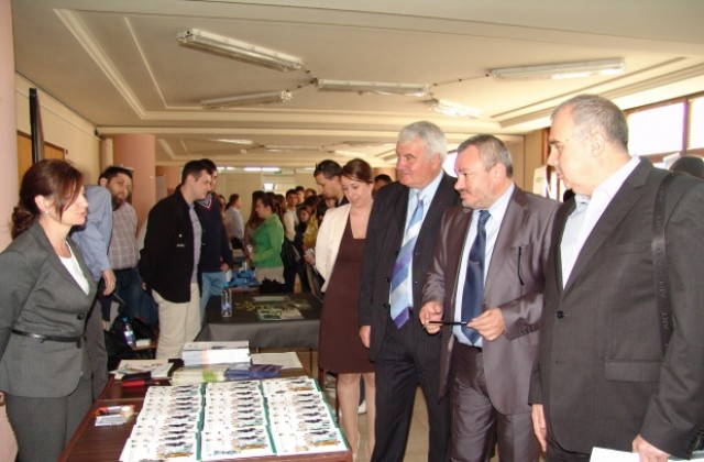 28 фирми предлагат работа на млади специалисти на кариерен форум във ВТУ