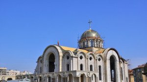 Вдигнаха кръста на храм Свети Дух в Монтана