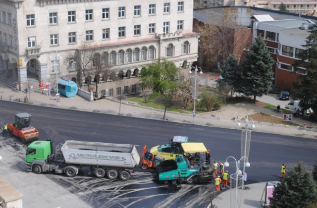 Цялостно преасфалтират кръстовището между общината и пощата, следва участък по Мармарлийска