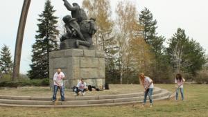 Младежи от БСП почистиха паметника Балванска битка преди съботните чествания