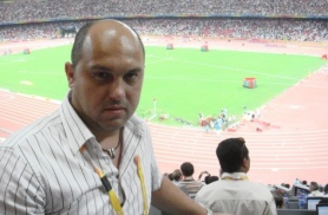 Нападнаха спортен журналист, борят се за зрението му