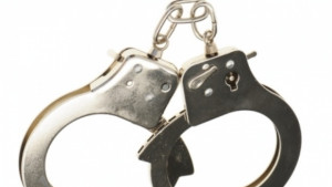 18годишни госпожици тарашат частни имоти за метал