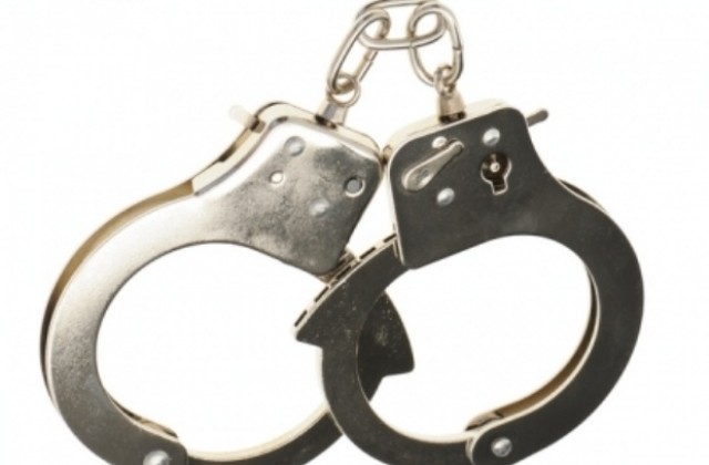 18-годишни госпожици тарашат частни имоти за метал