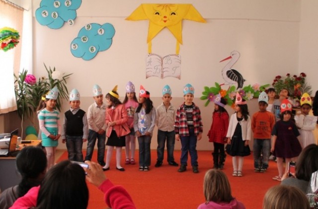 Първокласници в Елена празнуваха Вече сме грамотни