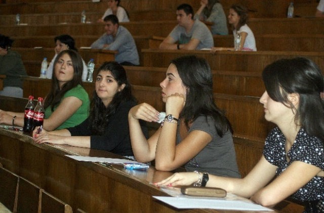 Кандидатстуденти полагат изпит по химия в УХТ-Пловдив