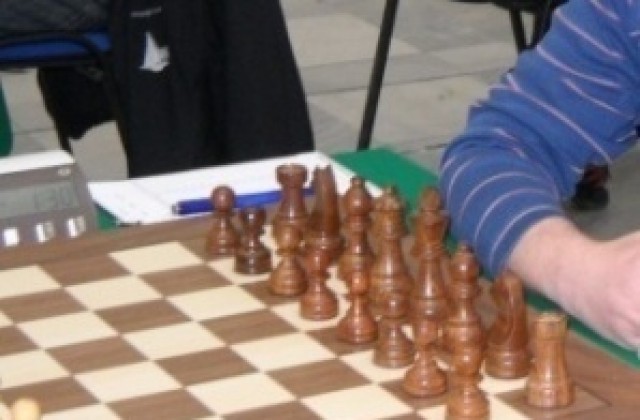 Монтират маси за шах и табла на открито в “Северен”