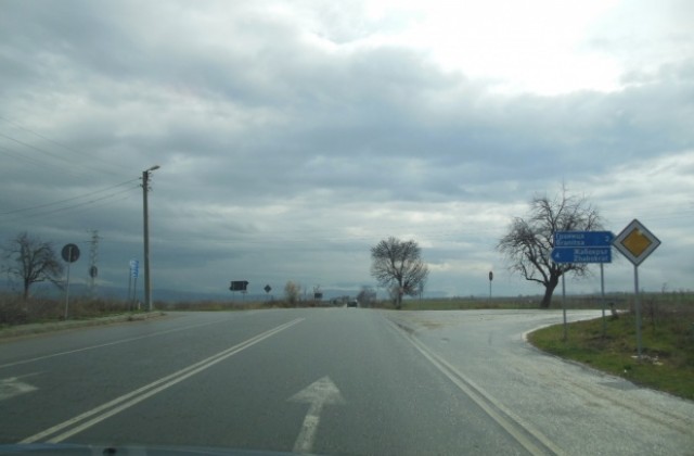 Допълнителни табели на опасния участък от пътя Кюстендил- Дупница, при Багренци