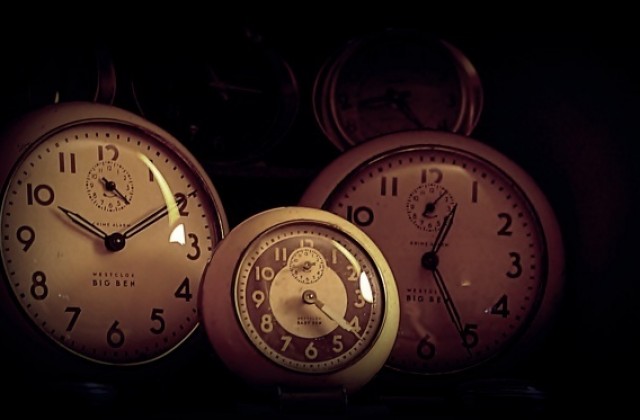 Местим часовниковите стрелки с час напред