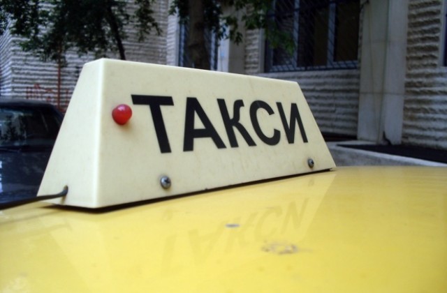 Двама въоръжени обраха таксиметров шофьор