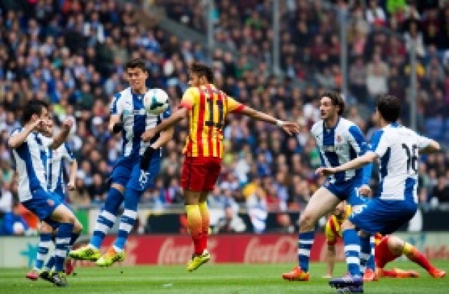 Със спорна дузпа Барса спаси кожата срещу Еспаньол