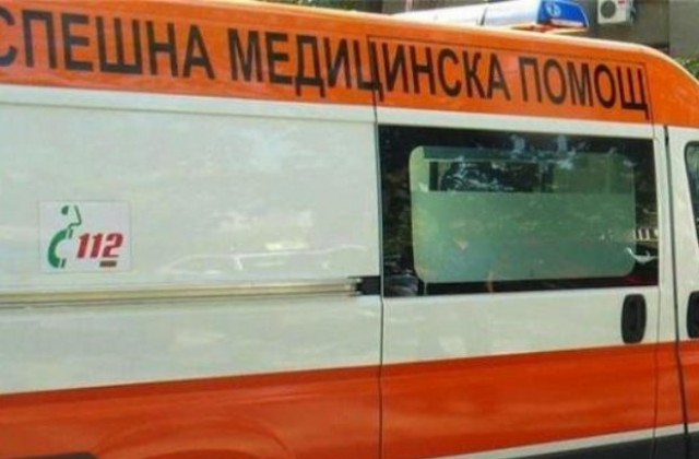 Кола помете дядо на пътното платно