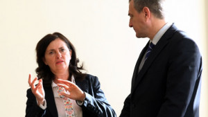 Край на скъпите коли и яхти по европроектите