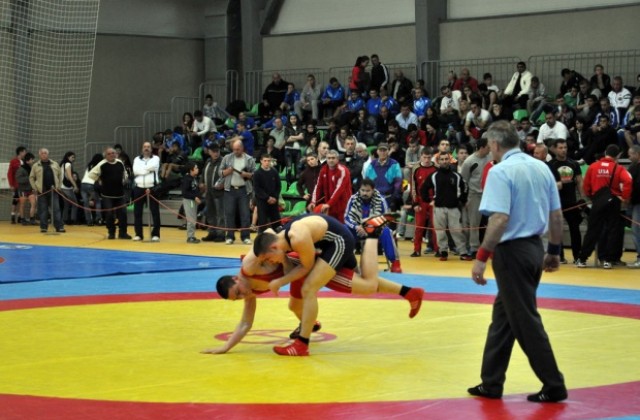 Над 200 състезатели участваха в международния турнир по борба „Динко Петров“