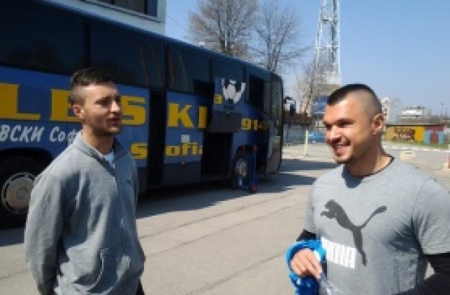 СНИМКИ: Левски замина на лагер в Правец, Топчо взе и контузените