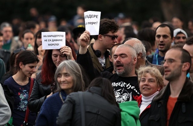 Около 30 варненци протестираха срещу застрояването на Карадере