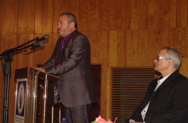 Над 200 учени от 15 страни участват в симпозиум по руски език във ВТУ