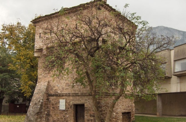 Осветяват в синьо Куртпашовата кула