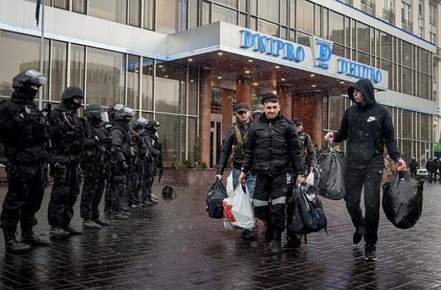 Киев разоръжава незаконните въоръжени групировки