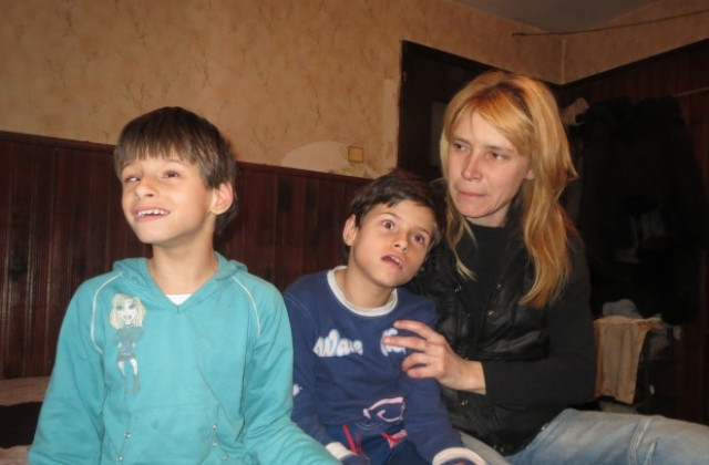 ВМРО- Кюстендил с дарение да двете близначки от Раждавица