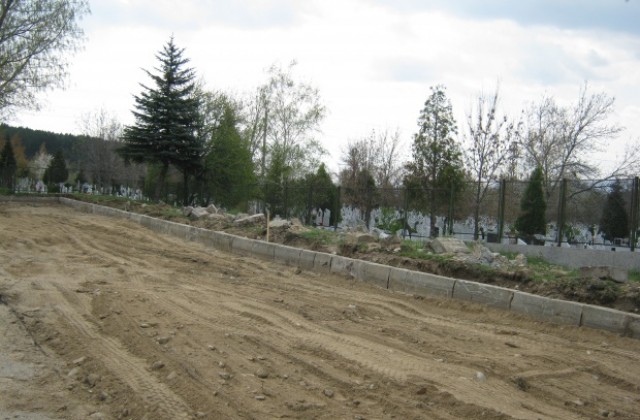 Обособяват паркинг в района на гробищния парк в Дупница