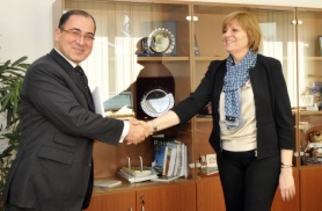 Спортният министър прие турския посланик, той я покани на мазни борби