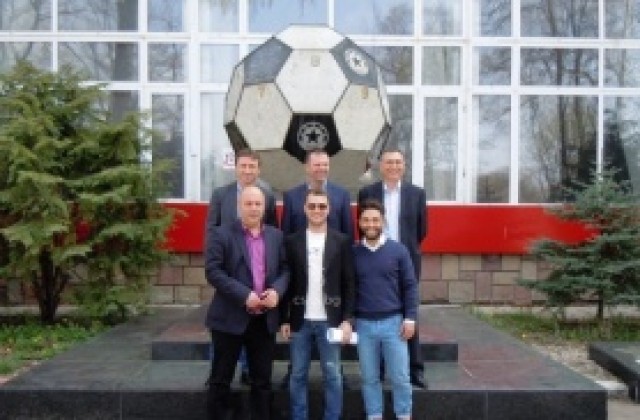 СНИМКИ: Стойчо Младенов и щабът му си купиха акции