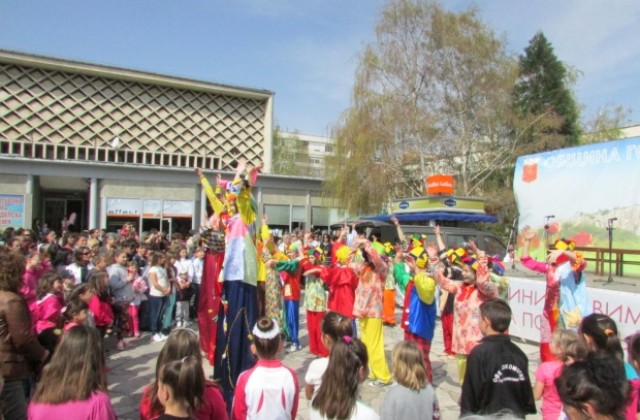 Деца разтягаха локум и се надяждаха с торти на първоаприлски празник в Г. Оряховица (СНИМКИ)