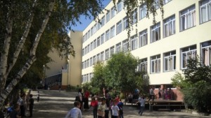 Пропукани стени и паднали мазилки в училищата