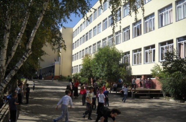 Пропукани стени и паднали мазилки в училищата