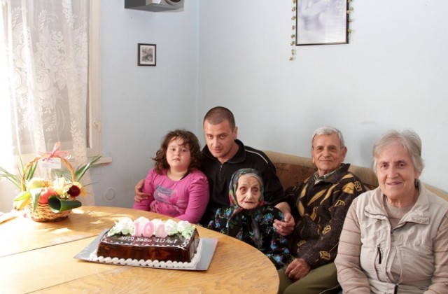 Кметът поздрави за рождения ден 104-годишната Мария Апостолова