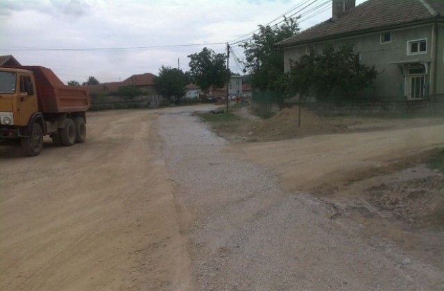Започна подготовката за асфалтиране в Първомайци