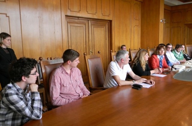 Студенти от Виенската дипломатическа академия посетиха В. Търново