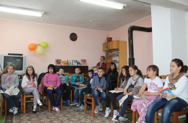 Деца четоха книжки на любими автори в Елена