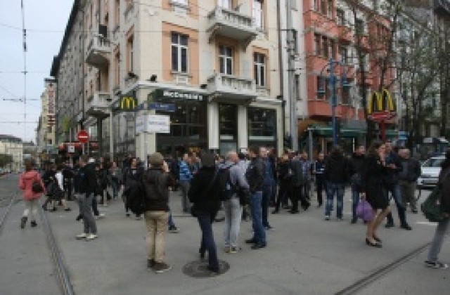 Малка група фенове протестира пред кантората на Батков