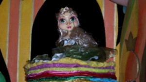 Кукленият театър представя Принцесата и граховото зърно пред публиката в