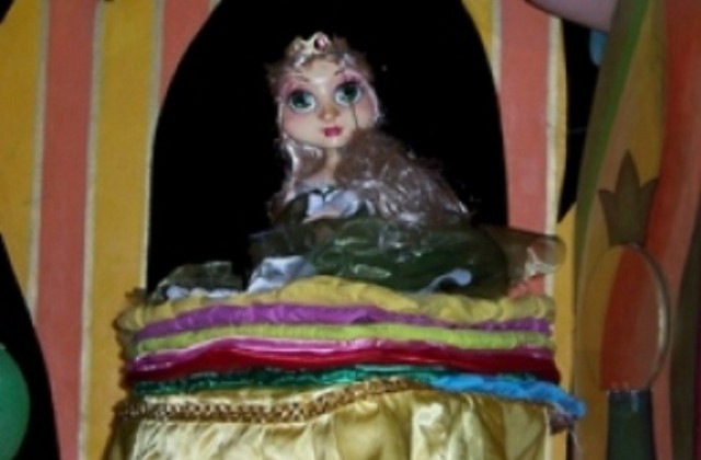 Кукленият театър представя Принцесата и граховото зърно пред публиката в Литва