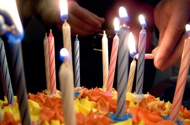 Кметът поздравява столетница