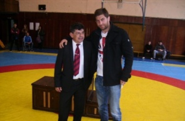 Международният турнир по борба Васил и Георги Илиеви събира над 100 кадети