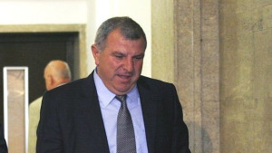 Греков прави първа копка на горски път