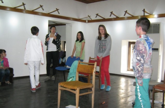 „И в дъжд и във вятър пак на театър за децата в Дупница