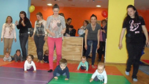 Бебета мериха сили в скоростно пълзене