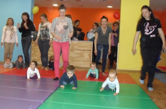 Бебета мериха сили в скоростно пълзене