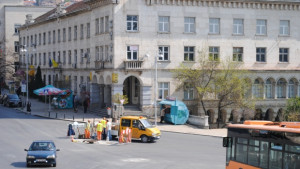 Повдигат и изравняват шахтите с уличната настилка