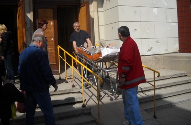 Възрастна жена припадна на опашка за пенсии