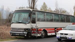 Кола се вряза в автобус с 20 души край Павел