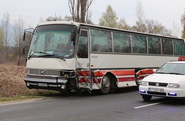 Кола се вряза в автобус с 20 души край Павел Баня, няма загинали