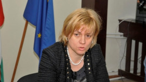 Министър Терзиева прави оглед на язовир Нейковци