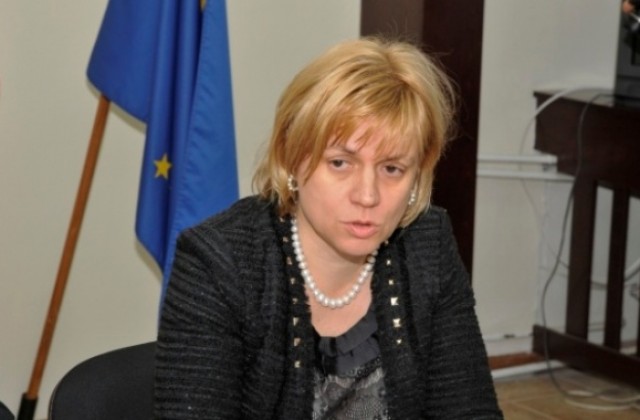 Министър Терзиева прави оглед на язовир Нейковци