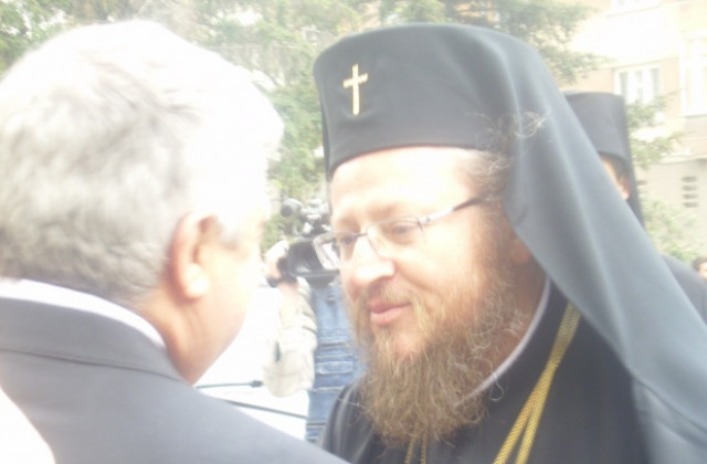 С камбанен звън посрещнаха новия русенски владика